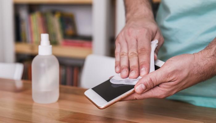 Telefonunuzu nasıl temizlersiniz?  Telefonunuzu kolonyayla temizleyebilir misiniz?