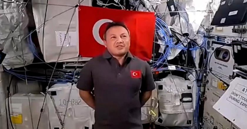 Hanno chiesto gli studenti universitari, Alper Gezeravcı ha risposto dalla Stazione Spaziale Internazionale