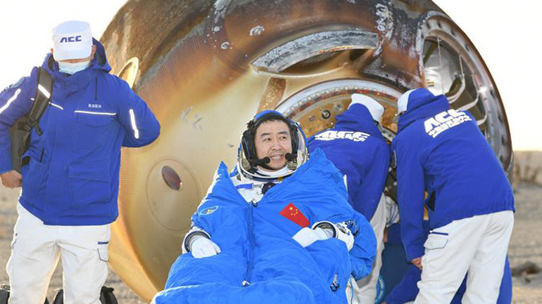 Çinli astronotlar riskli bir görevden dönüyor