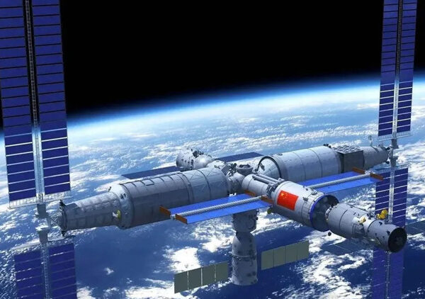 Çinli astronotlar riskli bir görevden dönüyor