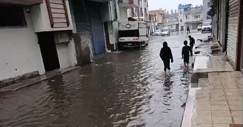 Adana’da Yağmur, Cadde ve Sokakları Su Altında Bıraktı
