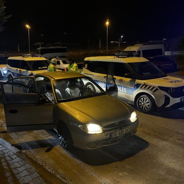 Polis aracına çarpıp kaçan 4 şüpheli yakalandı.