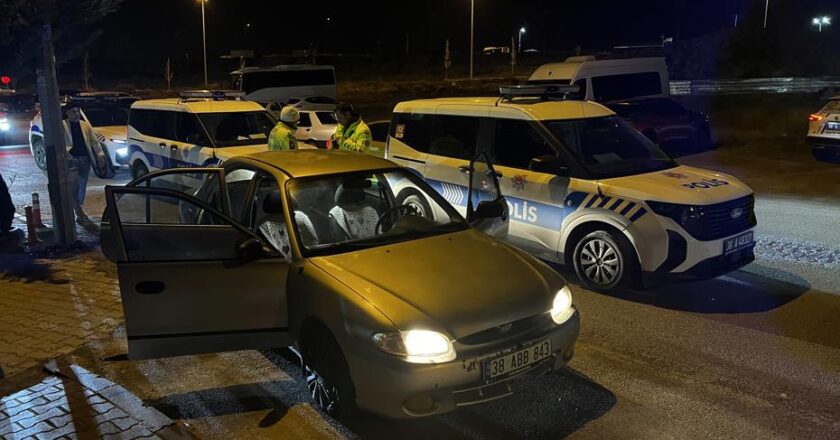 Polis aracına çarpıp kaçan 4 şüpheli yakalandı.